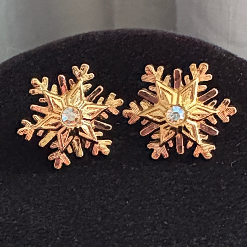 Vintage Avon 90s Snowflake Rhinestone Gold Tone Stud Earrings NIB